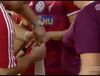 Παίκτης δεν μπόρεσε να βγάλει τη βέρα του - Βγήκε αλλαγή γιατί καθυστερούσε το παιχνίδι! (βίντεο)